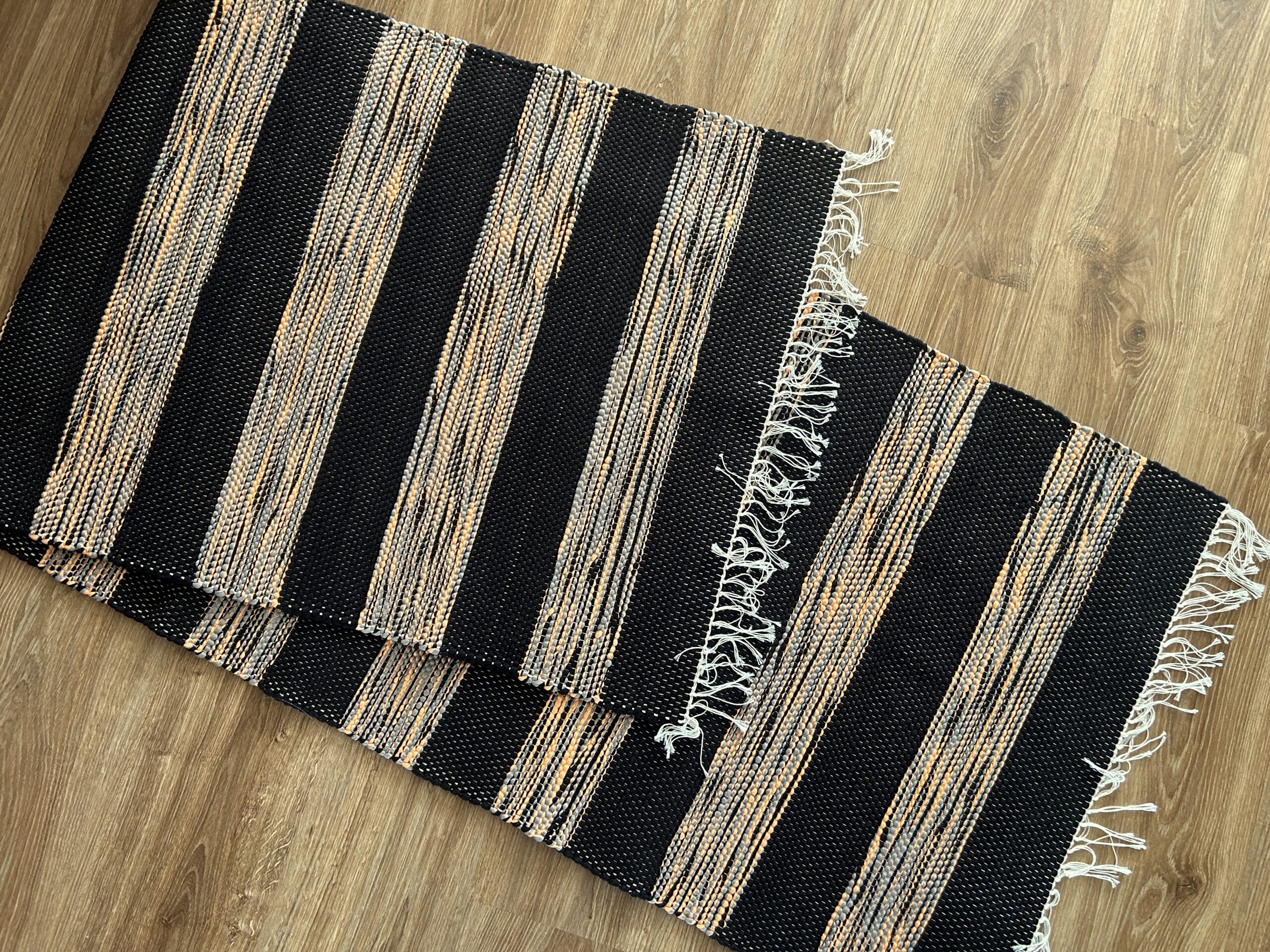 0,69 x 2,19 Must + oranži-halli triibuline