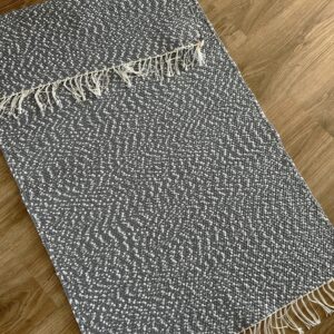 0,68 x 1,30 Halli-valge kirju